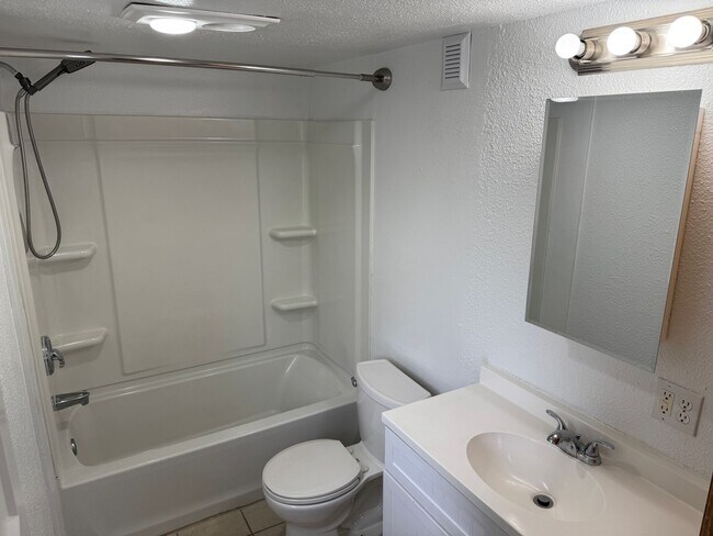 Building Photo - Updated 3 bedroom, 1 bath house in Springfield!