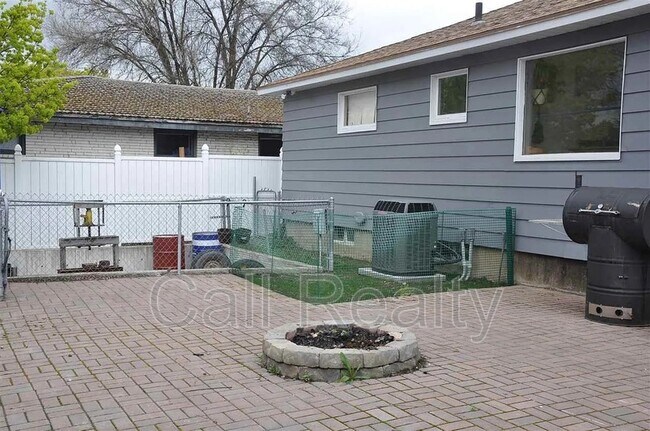 Building Photo - 1012 E Lacrosse Ave