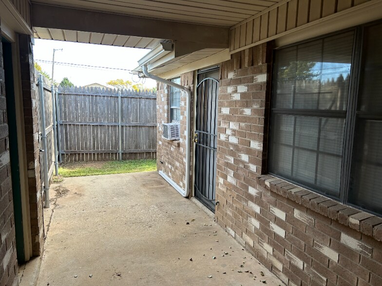 Building Photo - 1527 Kirkland Dr