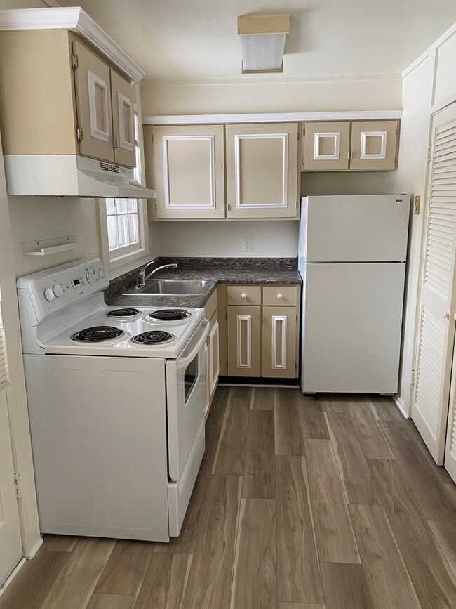 Building Photo - Cute Downtown Duplex by W&OD Trail