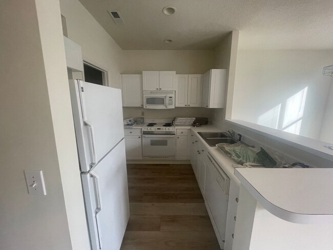 Building Photo - Greenway Village 2 Bedroom Townhome