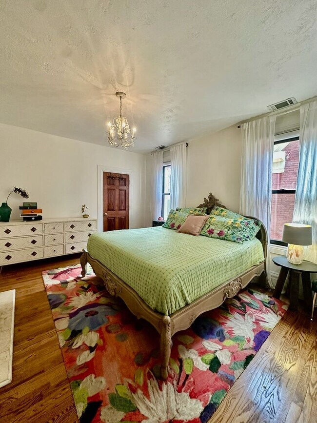 Building Photo - 516 Fourth Street 1.2 miles to CC, 4 Bed 2...