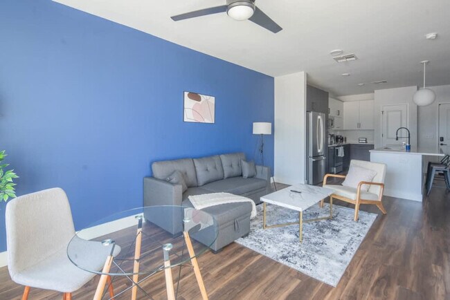 Building Photo - 688 W 1st St