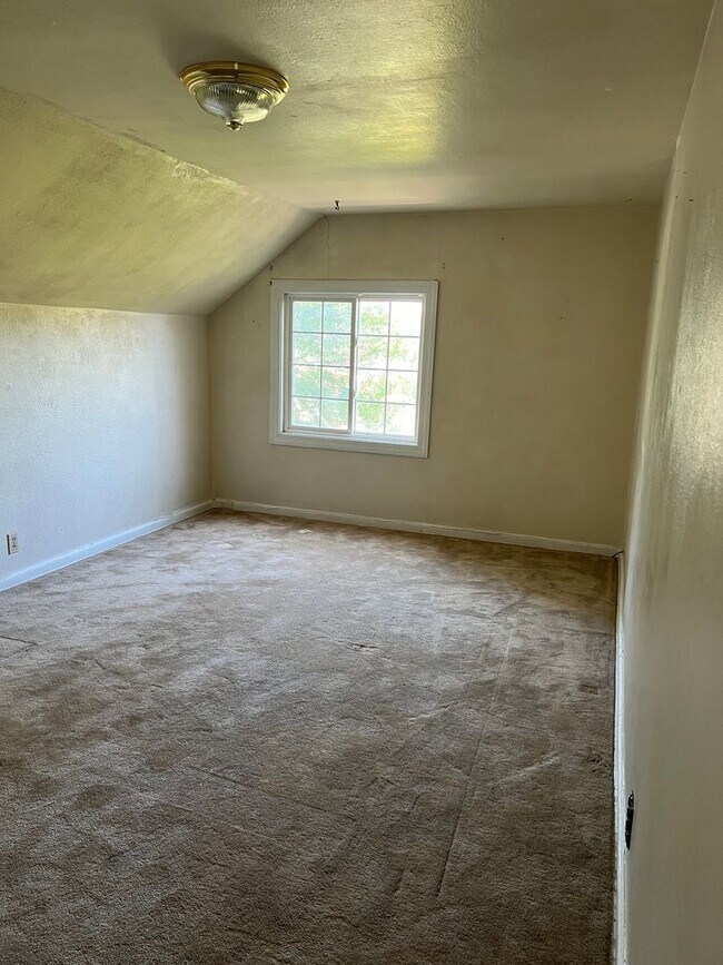 Building Photo - Charming 5 Bed, 2 bath home in the heart of Rexburg with detached 3 CAR GARAGE!!!!