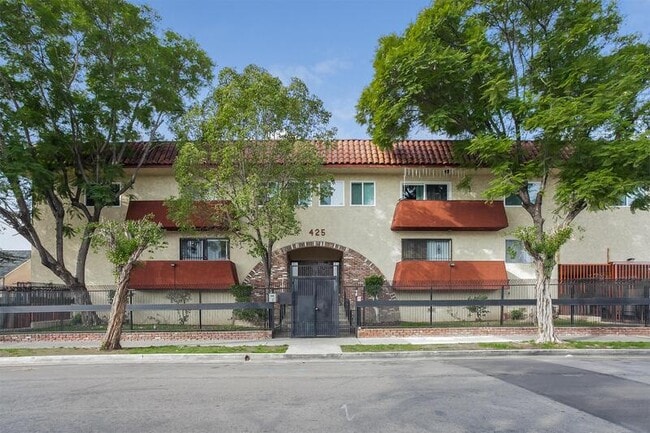 Building Photo - 425 N Hobart Blvd