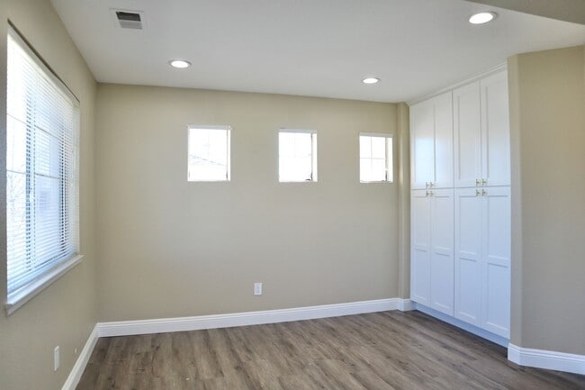 Building Photo - Luxurious 3-bedroom home - beautiful, must...