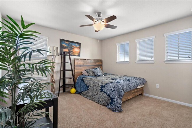 Building Photo - Spectacular 4 Bedroom, 3.5 Bath, Corner Lo...