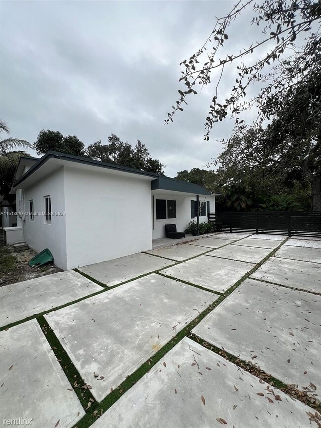 Building Photo - 3 br, 2.5 bath House - 5511 NW 1st Ave # 5511