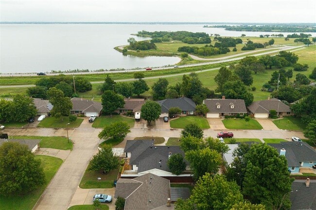 Building Photo - 9009 Lakeaire Dr