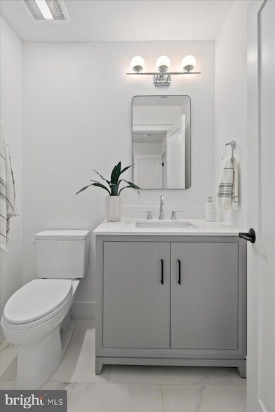 Building Photo - 909 N Irving St