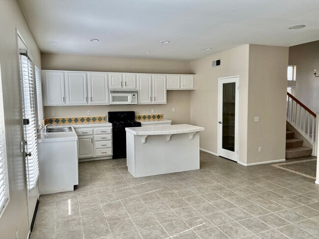 Building Photo - Nice 2 Story Home