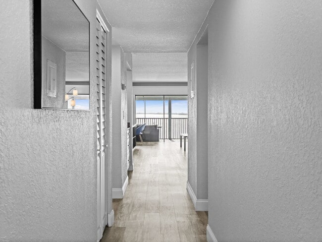 Building Photo - Four Seasons River Front Condo