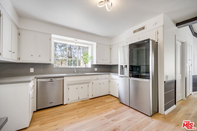 Building Photo - 926 N Alpine Dr