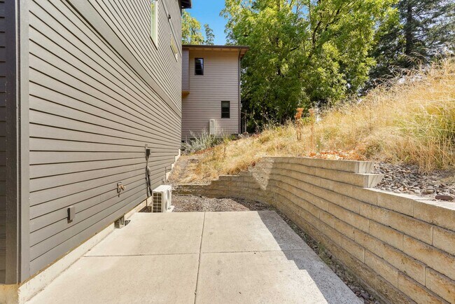 Building Photo - 4 bed, 4 bath Multi-Level Home in Pringle ...