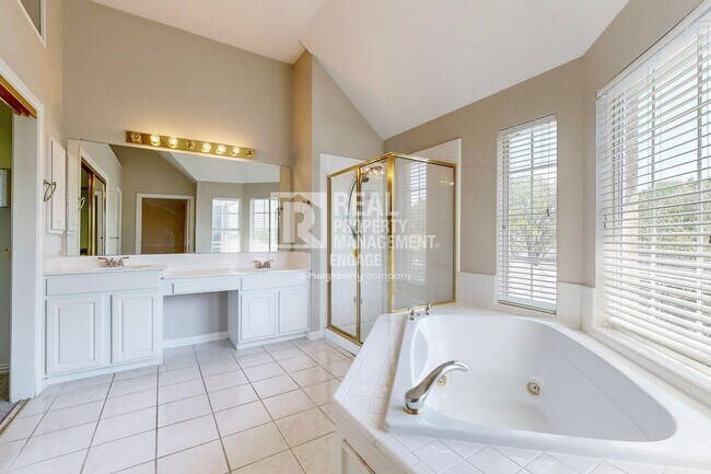 Building Photo - Elegant 5-Bedroom Home for Rent in Prime C...