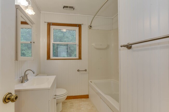 Building Photo - 128 Mann Dr