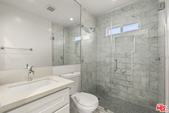 Building Photo - 1233 N Harper Ave