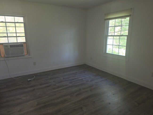 Building Photo - 1 Bedroom Available Now!