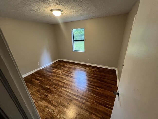 Building Photo - Beautifully Renovated 2 Bed / 1 Bath Home – Modern Upgrades Throughout!