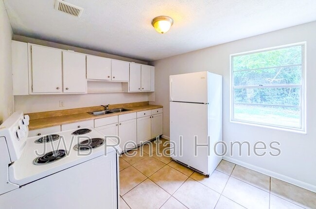 Building Photo - 5742 Newberg Ln