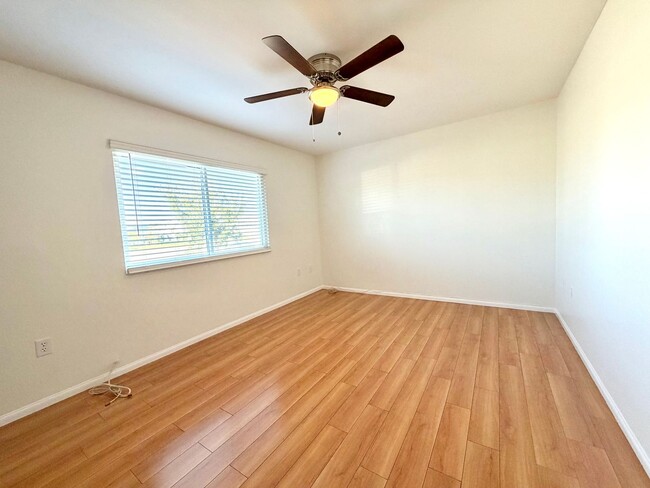 Building Photo - 55+ community-Move-in Ready 2 Bedroom 2 Bath Sun City Home!