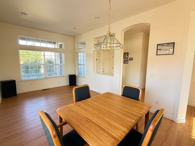 Building Photo - Beautiful 3 Bedrooms, 2 Baths with a 3 Car...