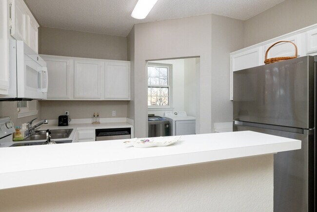 Building Photo - 2719 Stratford Ct
