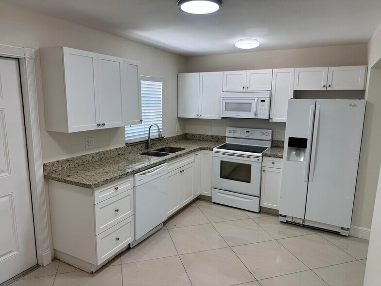 Building Photo - 881 Camellia Dr