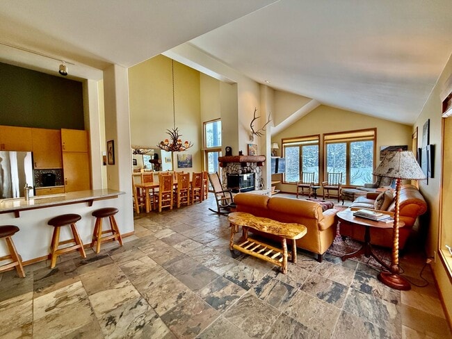 Building Photo - Snowcreek V – Stunning 4 Bed, 3 Bath Corner Unit