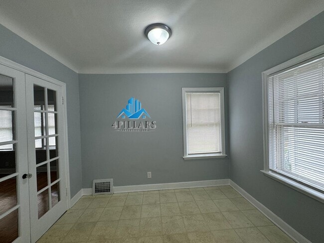 Building Photo - 1715 Parkview Ave