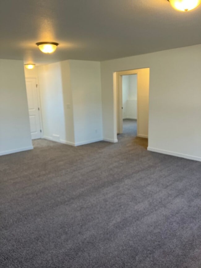 Building Photo - 4 Bed  3 Bath Twin Home