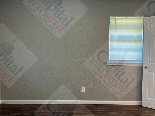 Building Photo - Large 4 Bedroom Home