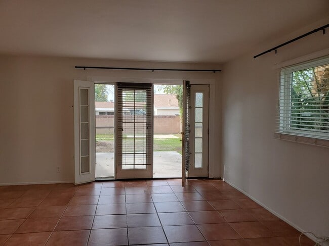 Building Photo - 3 bed/3 bath + LARGE BONUS ROOM and YARD for Assisted Living/Sober Living/Detox/Rehab Facility.