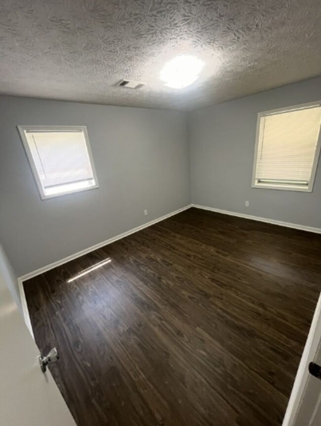 Building Photo - 3 Bed 1 Bath House