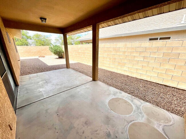 Building Photo - Cute 3 Bedroom Home in Center of Kingman- Available Now!