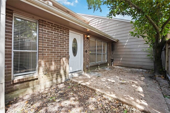 Building Photo - 13895 Hollowgreen Dr