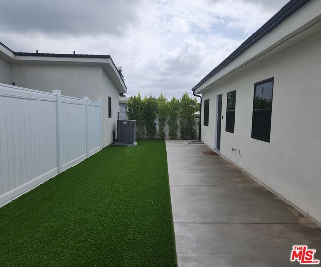 Building Photo - 422-422-1 Almond Ave