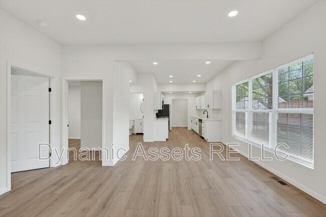 Building Photo - 542 E 23rd St