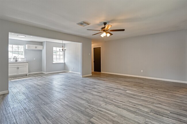 Building Photo - 8623 Valley Forest Dr