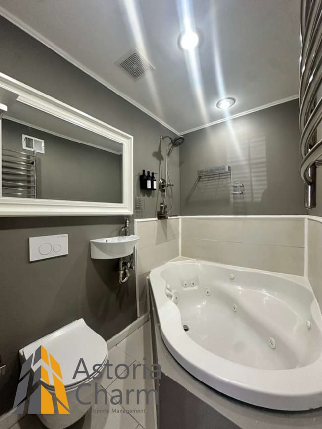 Building Photo - Stylish 2 Bedroom with Spa Bath, Hardwood Floors and Parking