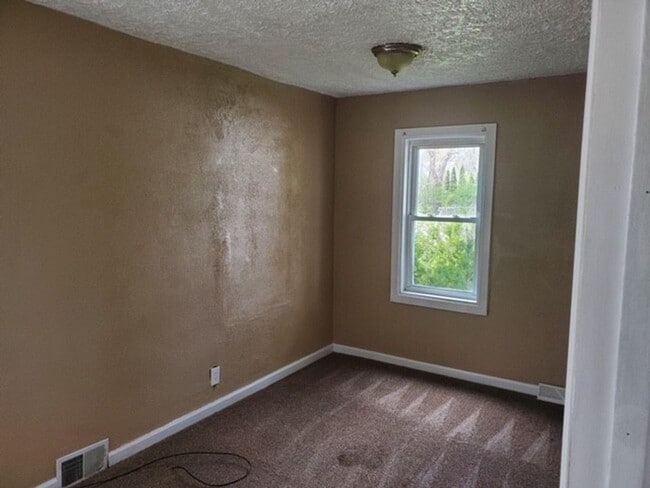 Building Photo - 1 Bedroom Home In Pontiac
