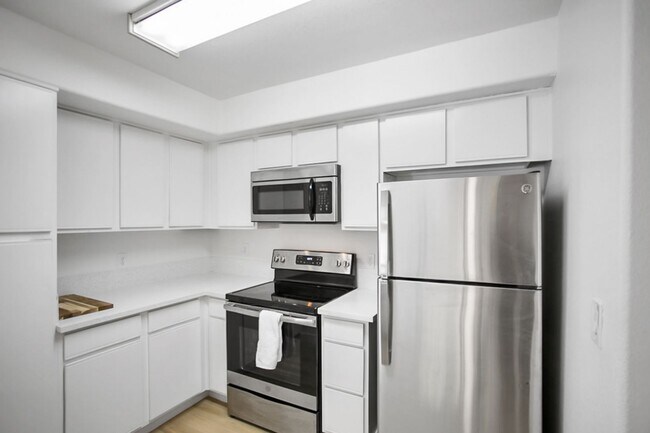 Building Photo - 3 Bedroom, 2 Full Bath Condo In Great Location