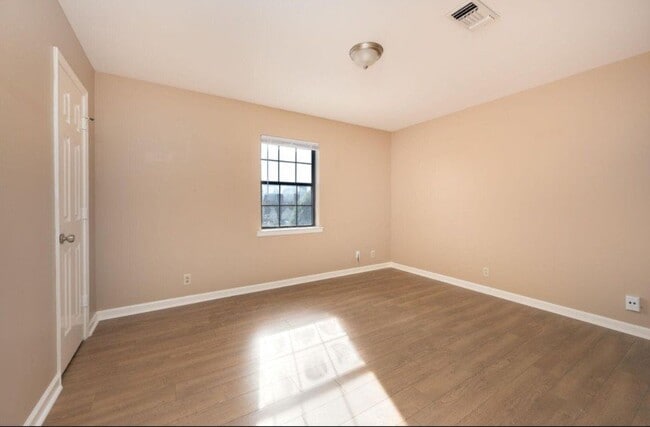Building Photo - 102 Academy Square