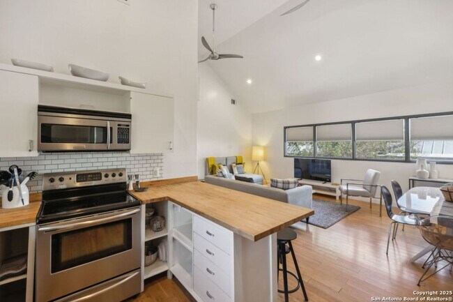 Building Photo - HISTORIC CHARM IN KING WILLIAM