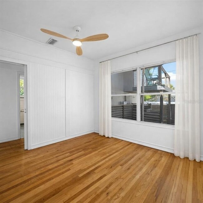 Building Photo - 205 25th Ave NE