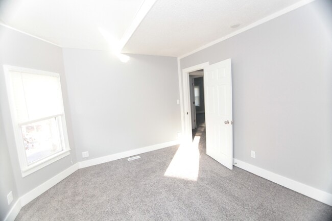Building Photo - Spacious 4 Bed, 1.5 Bath Home with Central...