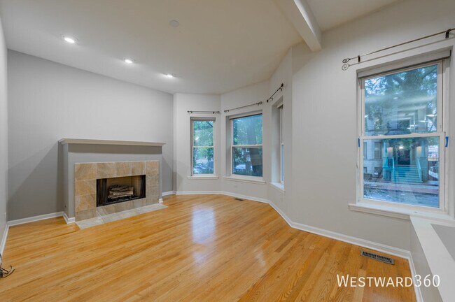 Building Photo - 1017 W Dakin St