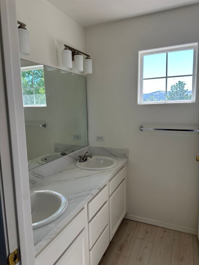 Building Photo - Significant rent reduction! Beautiful home in gated golf course community
