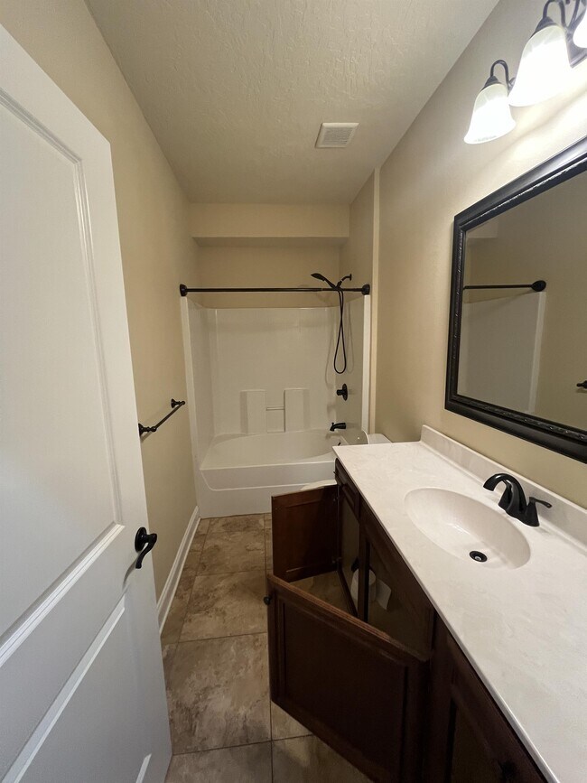 Building Photo - 808 Pine Alley St