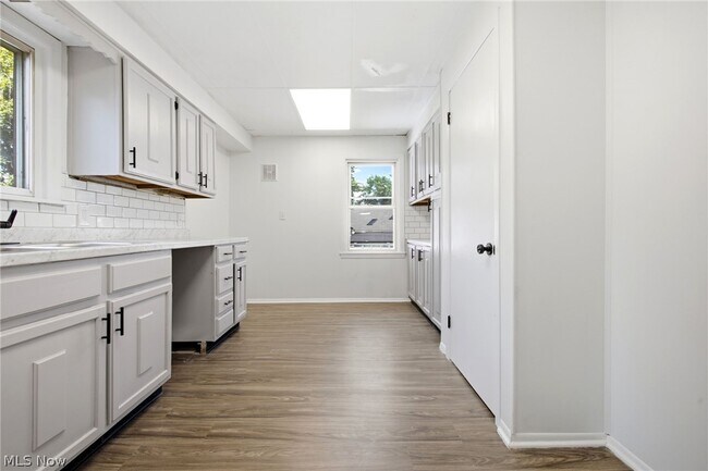 Building Photo - 975 Corwin Ave